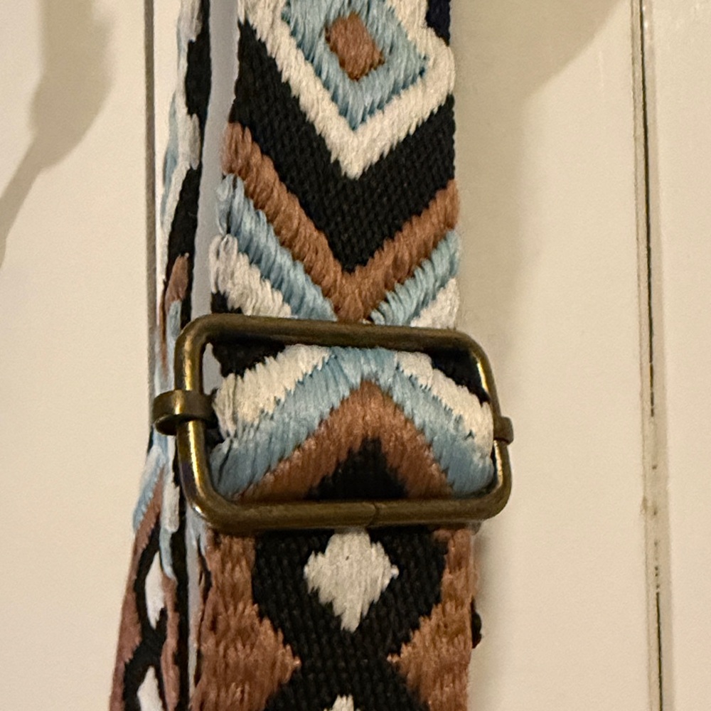 Cross body bag with vibrant native strap - Picture 15 of 15
